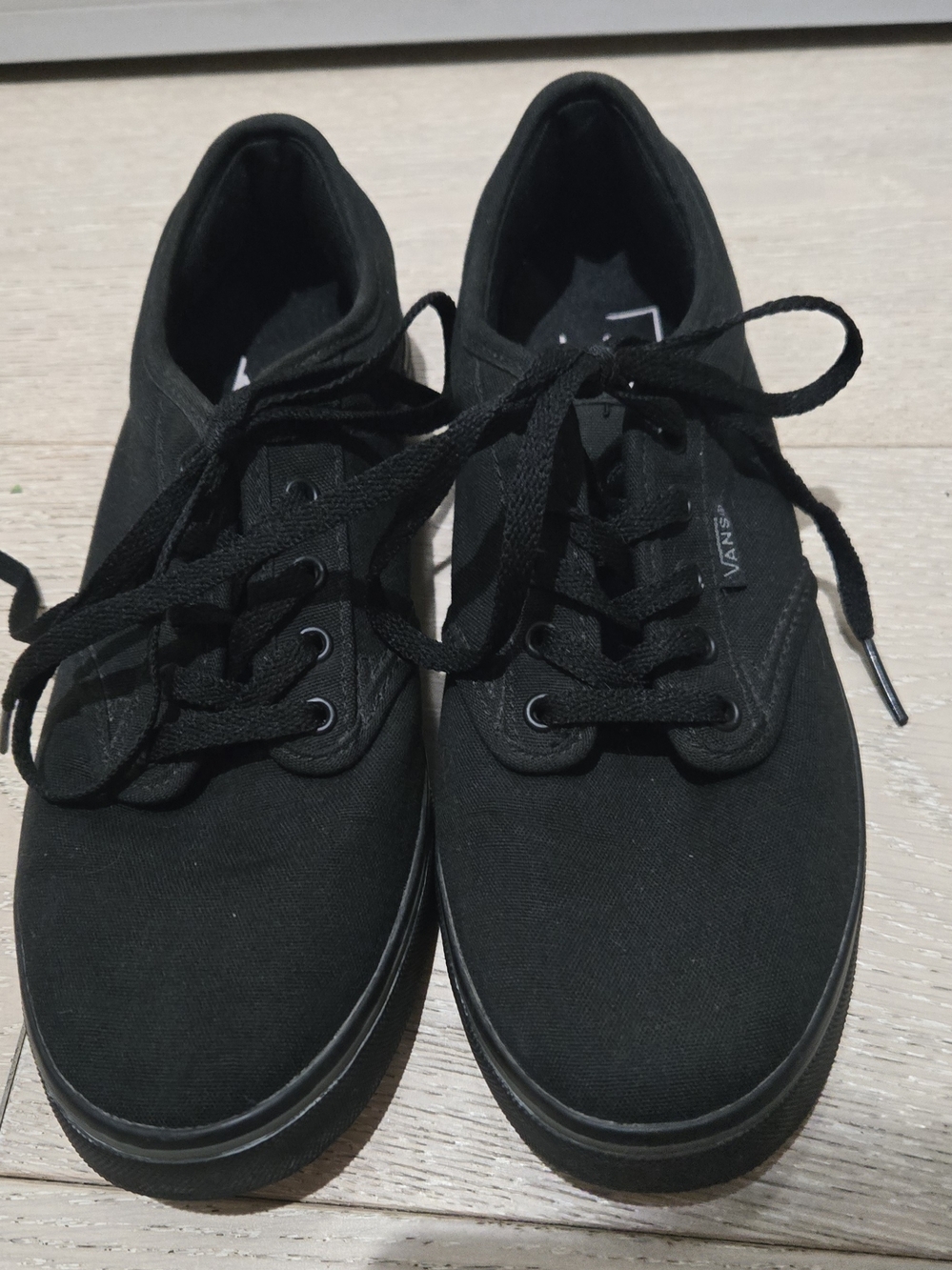 Vans Women's Black Classic Low Top Sneakers - Sz 6 - Picture 2 of 4